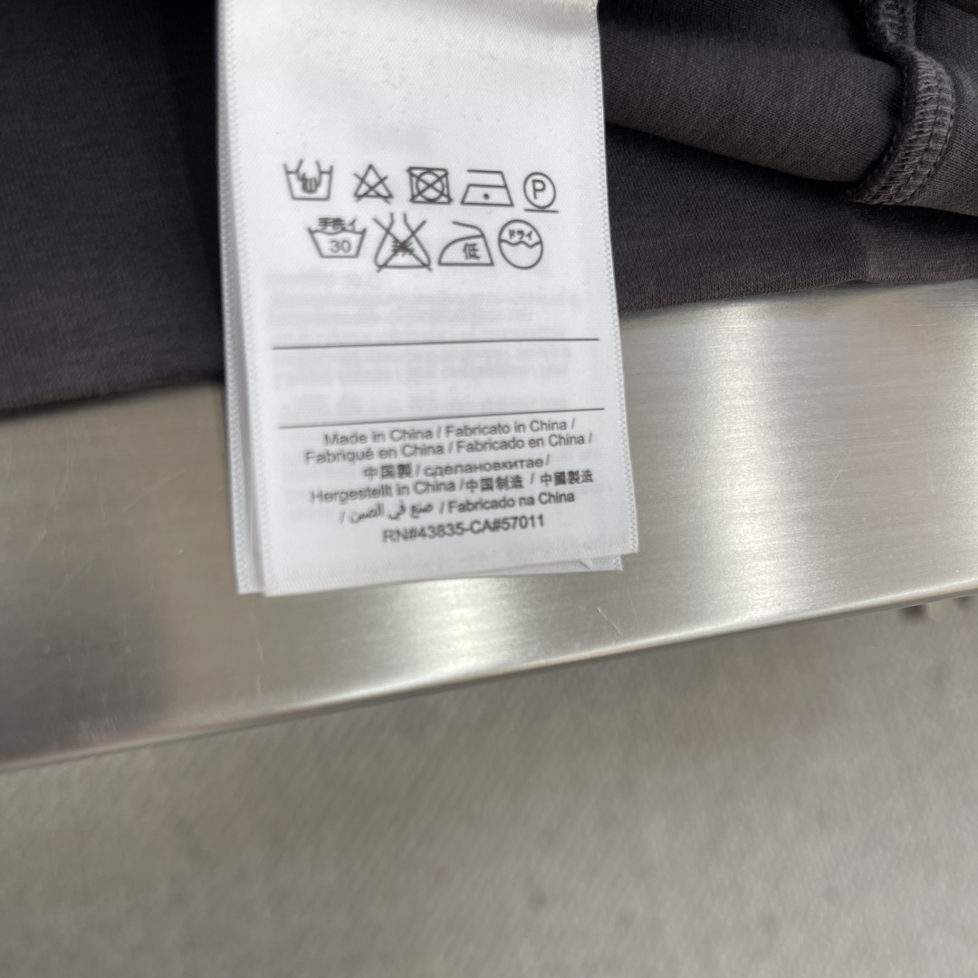 FEND 2025秋冬系列圆领卫衣码数：M-5XL 常规卫衣棉莫代尔空气层。采用丝光工艺处理的双面结构，