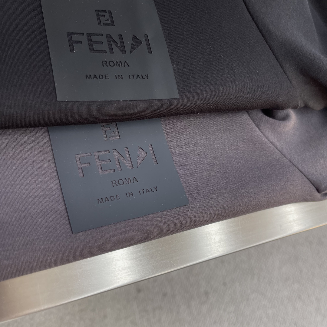 FEND 2025秋冬系列圆领卫衣码数：M-5XL 常规卫衣棉莫代尔空气层。采用丝光工艺处理的双面结构，