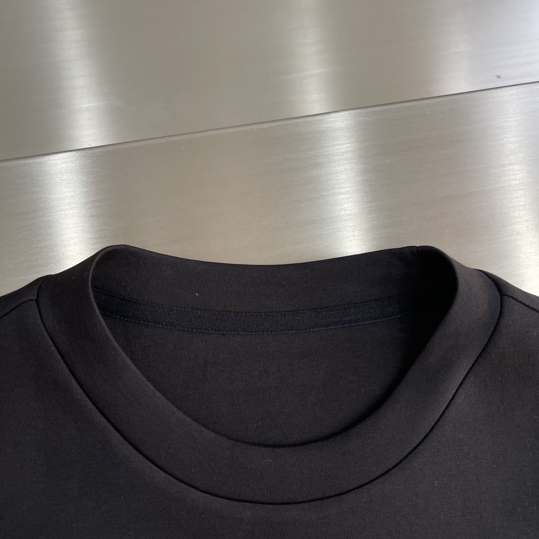 FEND 2025秋冬系列圆领卫衣码数：M-5XL 常规卫衣棉莫代尔空气层。采用丝光工艺处理的双面结构，