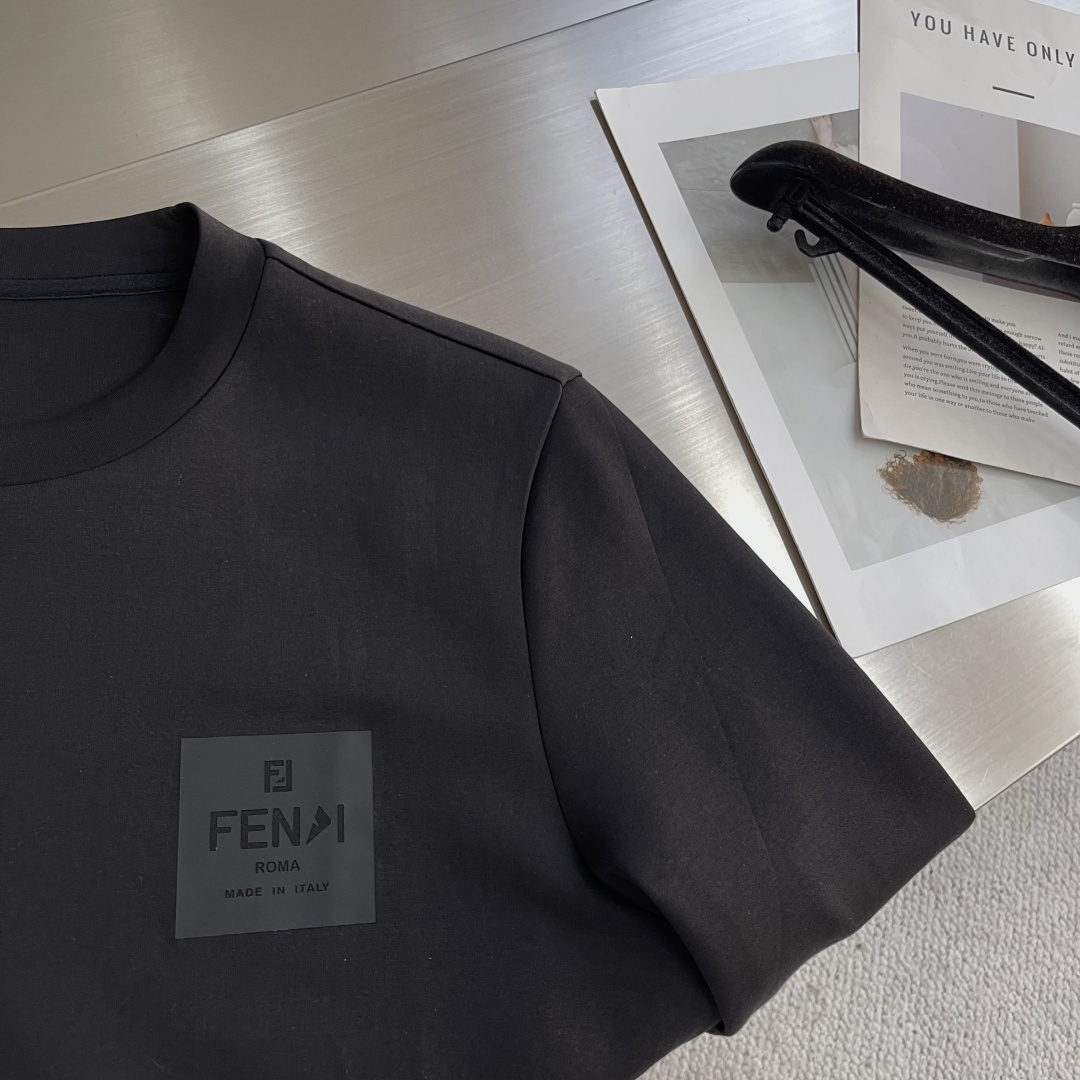 FEND 2025秋冬系列圆领卫衣码数：M-5XL 常规卫衣棉莫代尔空气层。采用丝光工艺处理的双面结构，