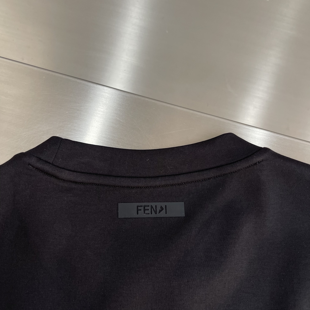 FEND 2025秋冬系列圆领卫衣码数：M-5XL 常规卫衣棉莫代尔空气层。采用丝光工艺处理的双面结构，