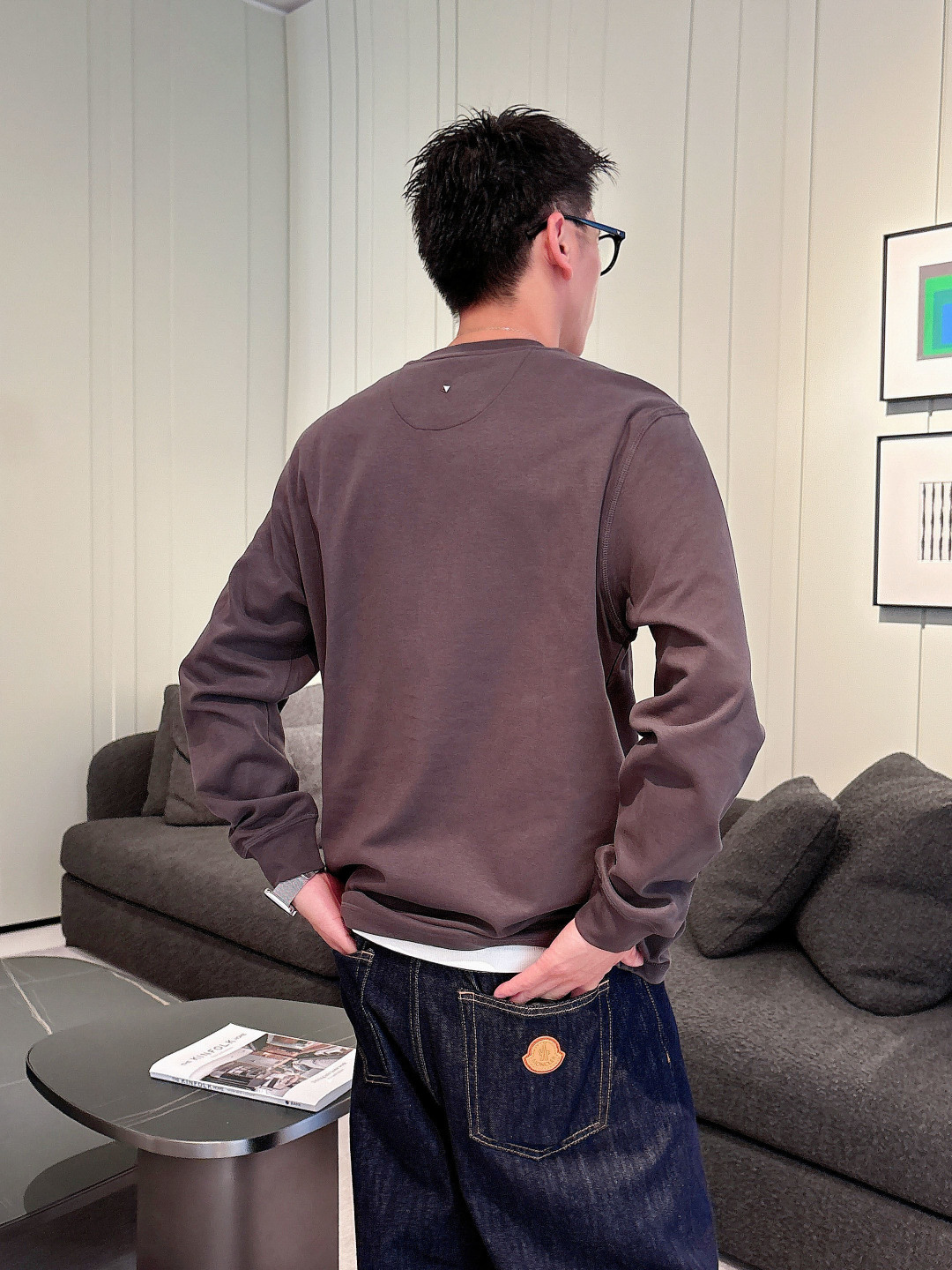 1.颜色：黑色 白色 铁灰2.微阔长袖T M-3XL3.潮流罗马磨毛。面料表面刷毛做磨毛工艺与特殊罗马肌