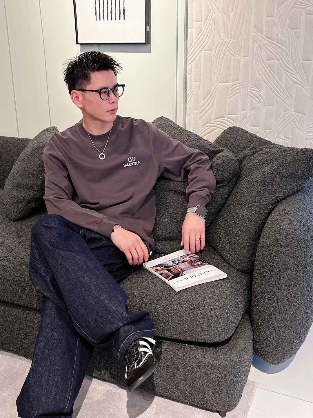 1.颜色：黑色 白色 铁灰2.微阔长袖T M-3XL3.潮流罗马磨毛。面料表面刷毛做磨毛工艺与特殊罗马肌