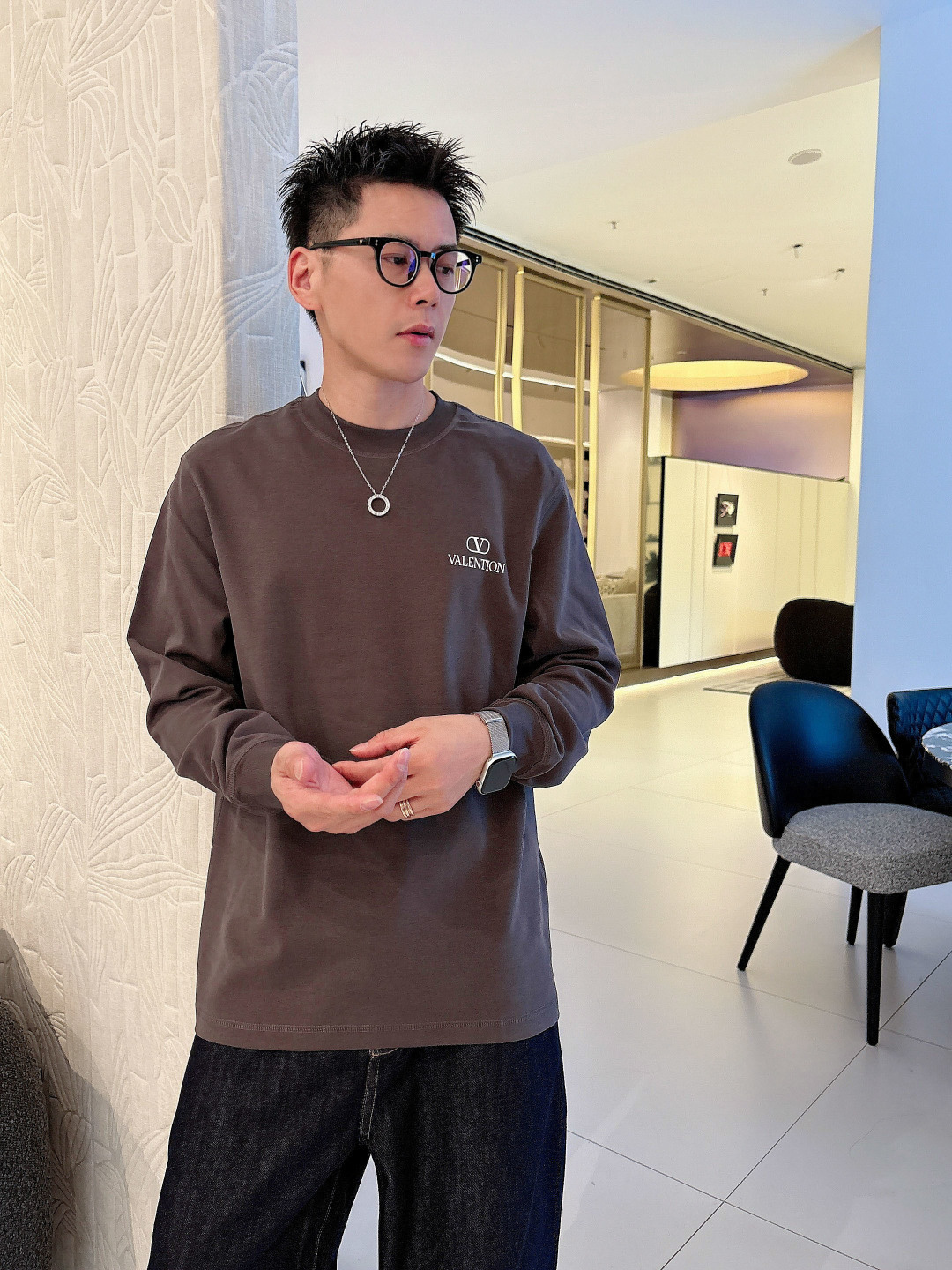 1.颜色：黑色 白色 铁灰2.微阔长袖T M-3XL3.潮流罗马磨毛。面料表面刷毛做磨毛工艺与特殊罗马肌