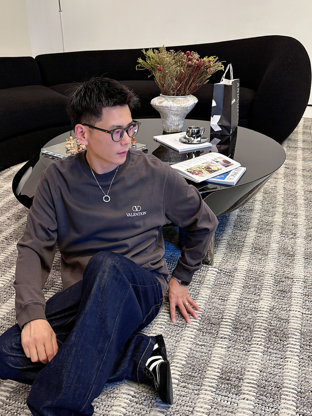 1.颜色：黑色 白色 铁灰2.微阔长袖T M-3XL3.潮流罗马磨毛。面料表面刷毛做磨毛工艺与特殊罗马肌