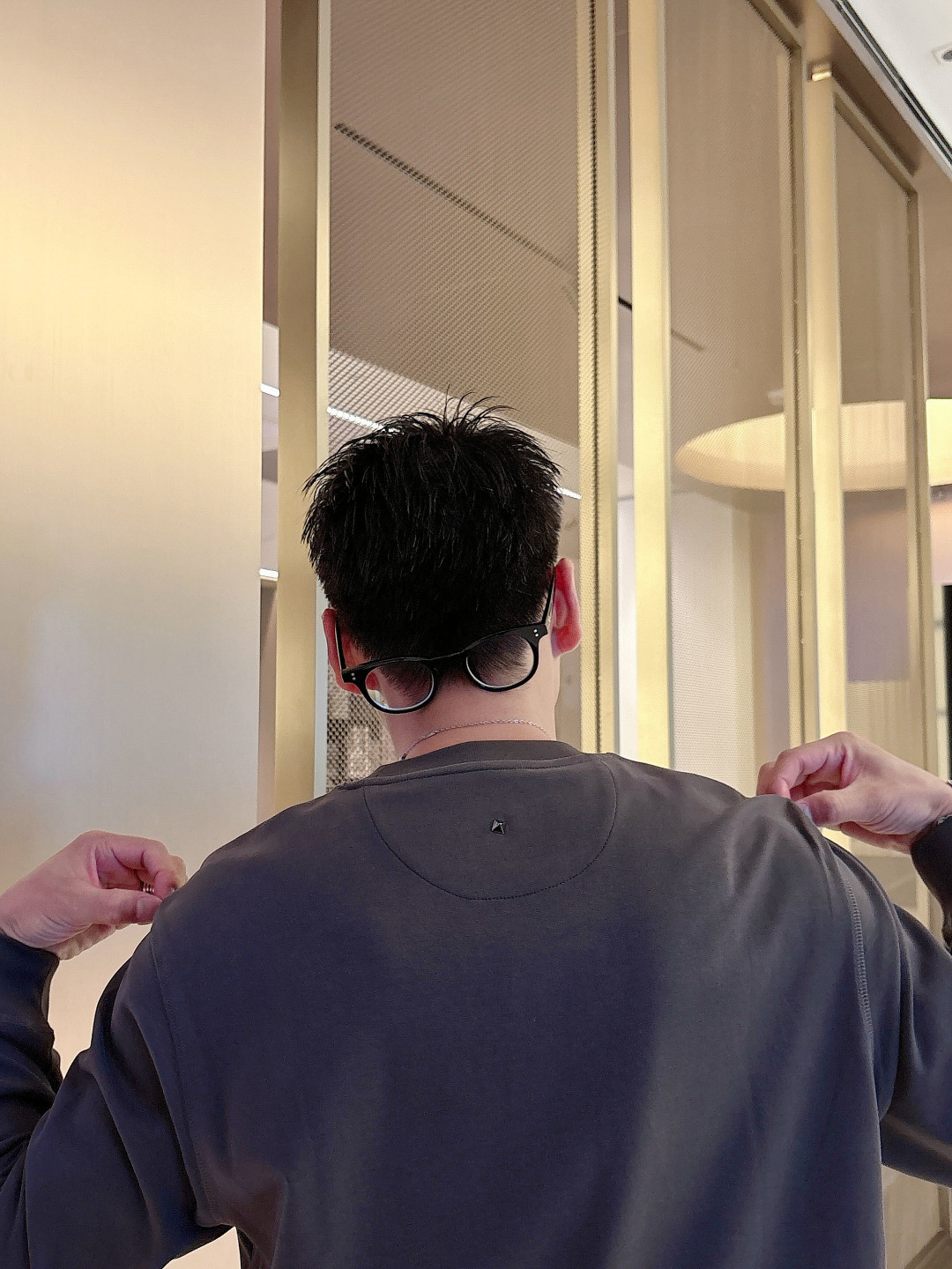 1.颜色：黑色 白色 铁灰2.微阔长袖T M-3XL3.潮流罗马磨毛。面料表面刷毛做磨毛工艺与特殊罗马肌