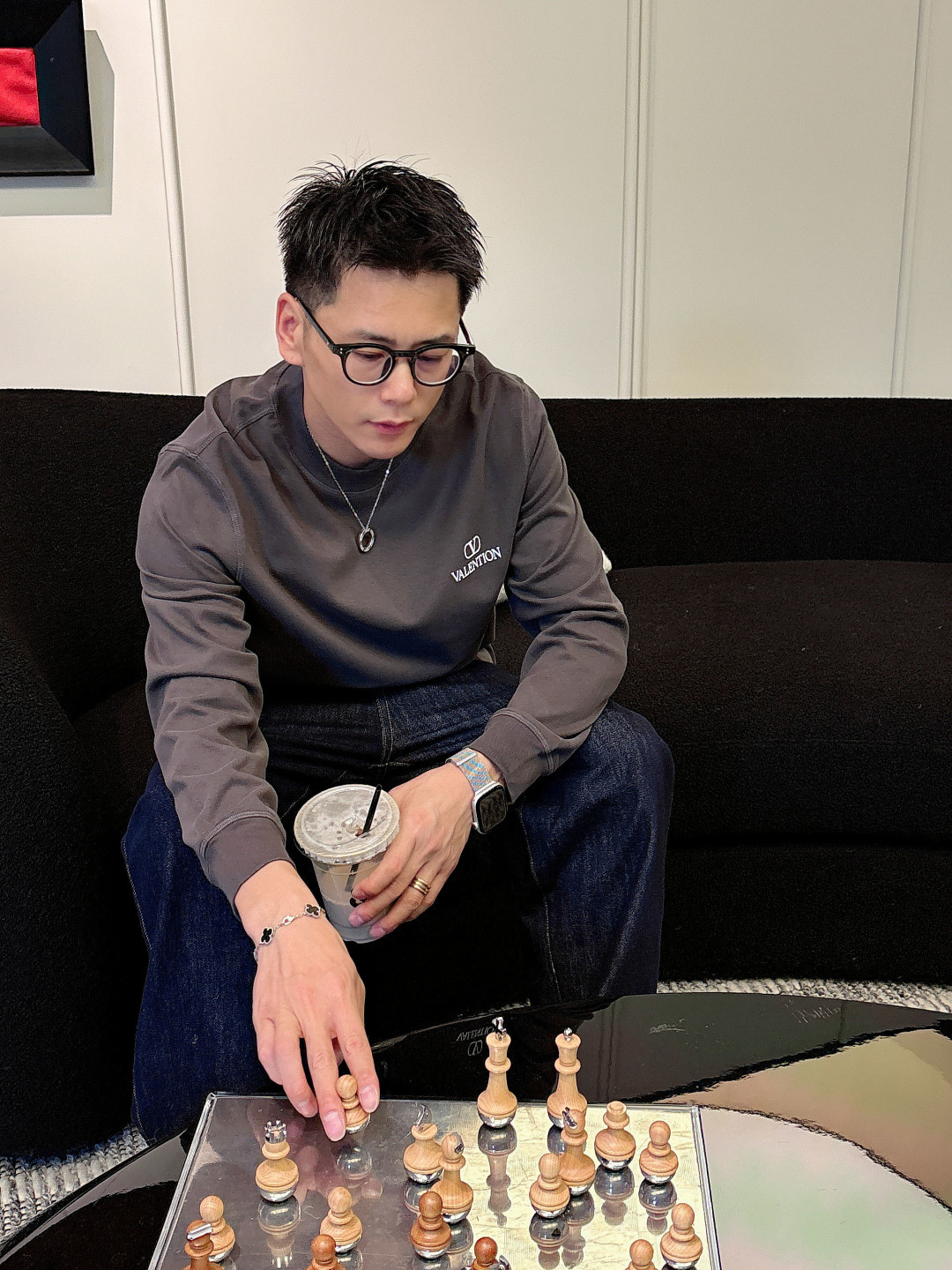 1.颜色：黑色 白色 铁灰2.微阔长袖T M-3XL3.潮流罗马磨毛。面料表面刷毛做磨毛工艺与特殊罗马肌