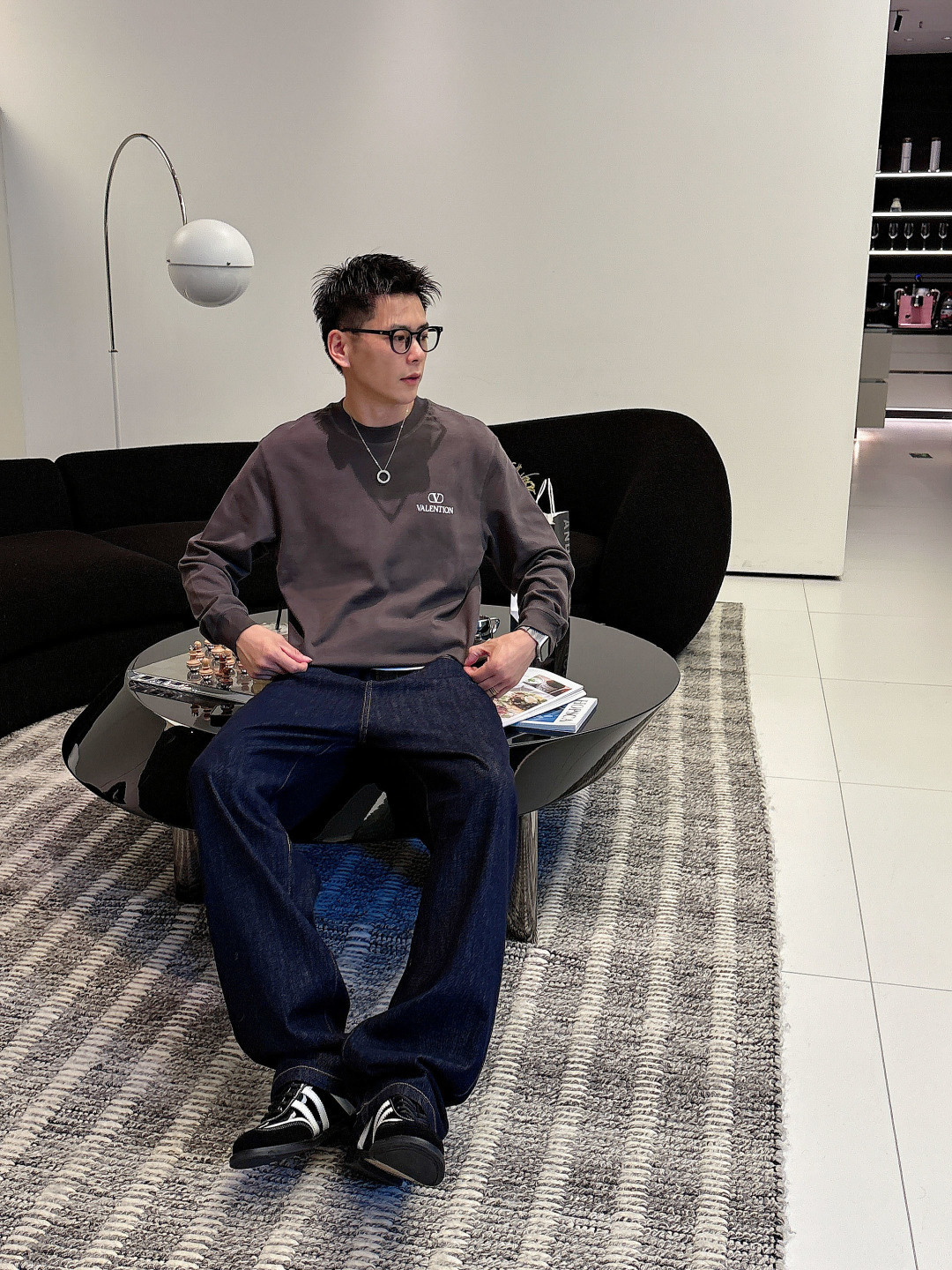 1.颜色：黑色 白色 铁灰2.微阔长袖T M-3XL3.潮流罗马磨毛。面料表面刷毛做磨毛工艺与特殊罗马肌