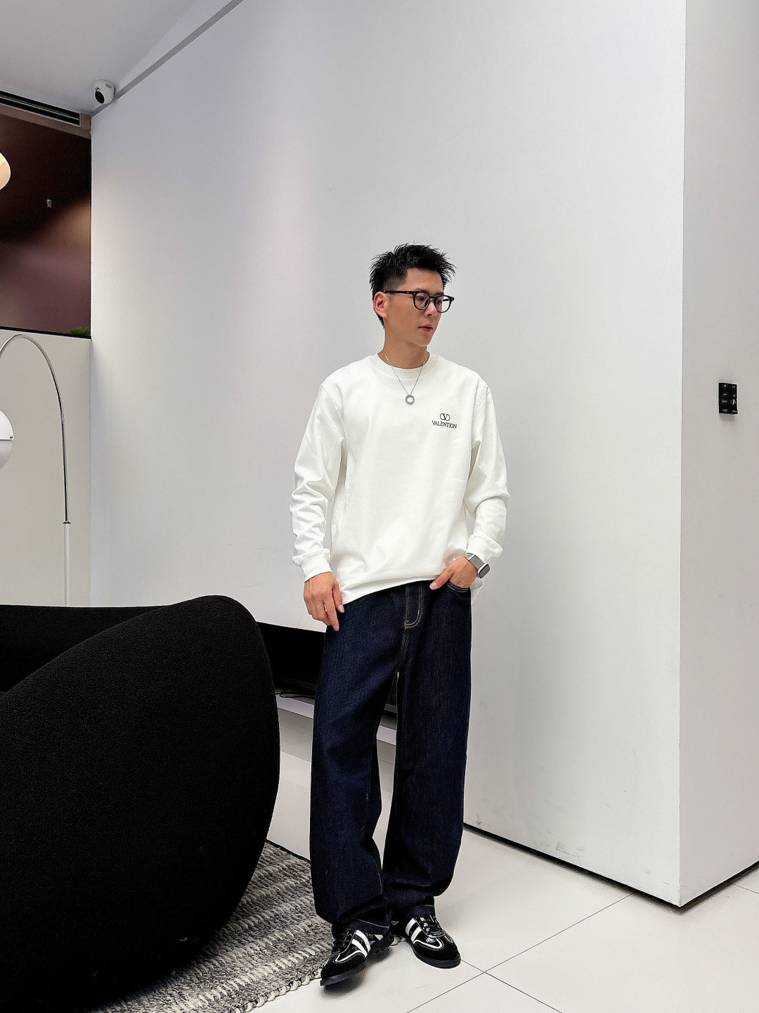 1.颜色：黑色 白色 铁灰2.微阔长袖T M-3XL3.潮流罗马磨毛。面料表面刷毛做磨毛工艺与特殊罗马肌