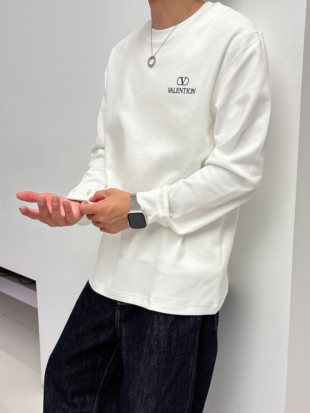 1.颜色：黑色 白色 铁灰2.微阔长袖T M-3XL3.潮流罗马磨毛。面料表面刷毛做磨毛工艺与特殊罗马肌