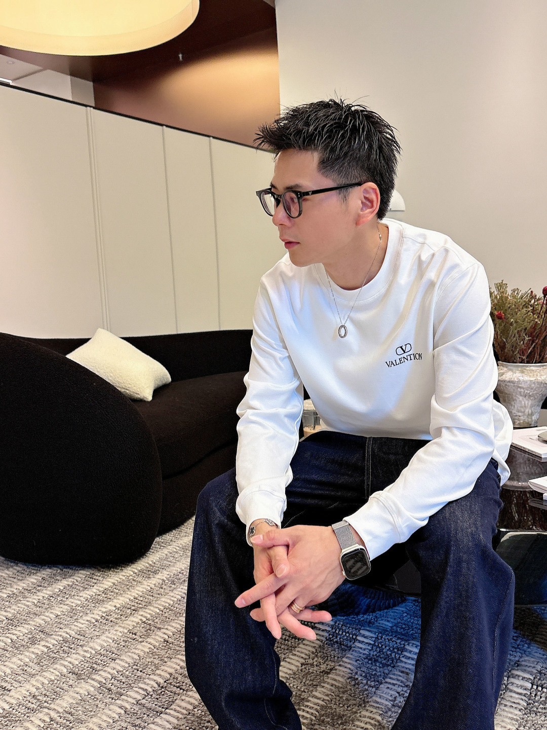 1.颜色：黑色 白色 铁灰2.微阔长袖T M-3XL3.潮流罗马磨毛。面料表面刷毛做磨毛工艺与特殊罗马肌