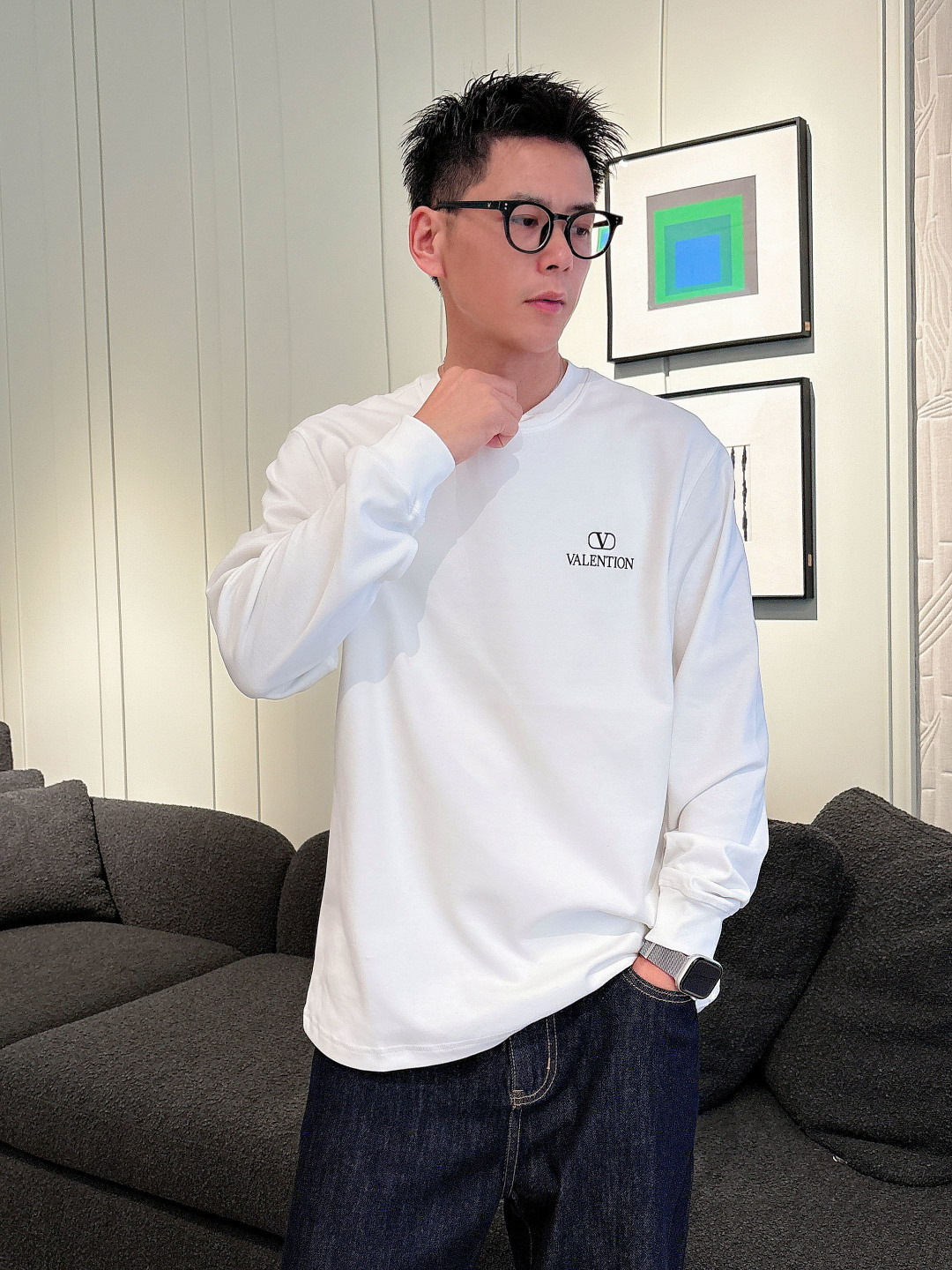 1.颜色：黑色 白色 铁灰2.微阔长袖T M-3XL3.潮流罗马磨毛。面料表面刷毛做磨毛工艺与特殊罗马肌