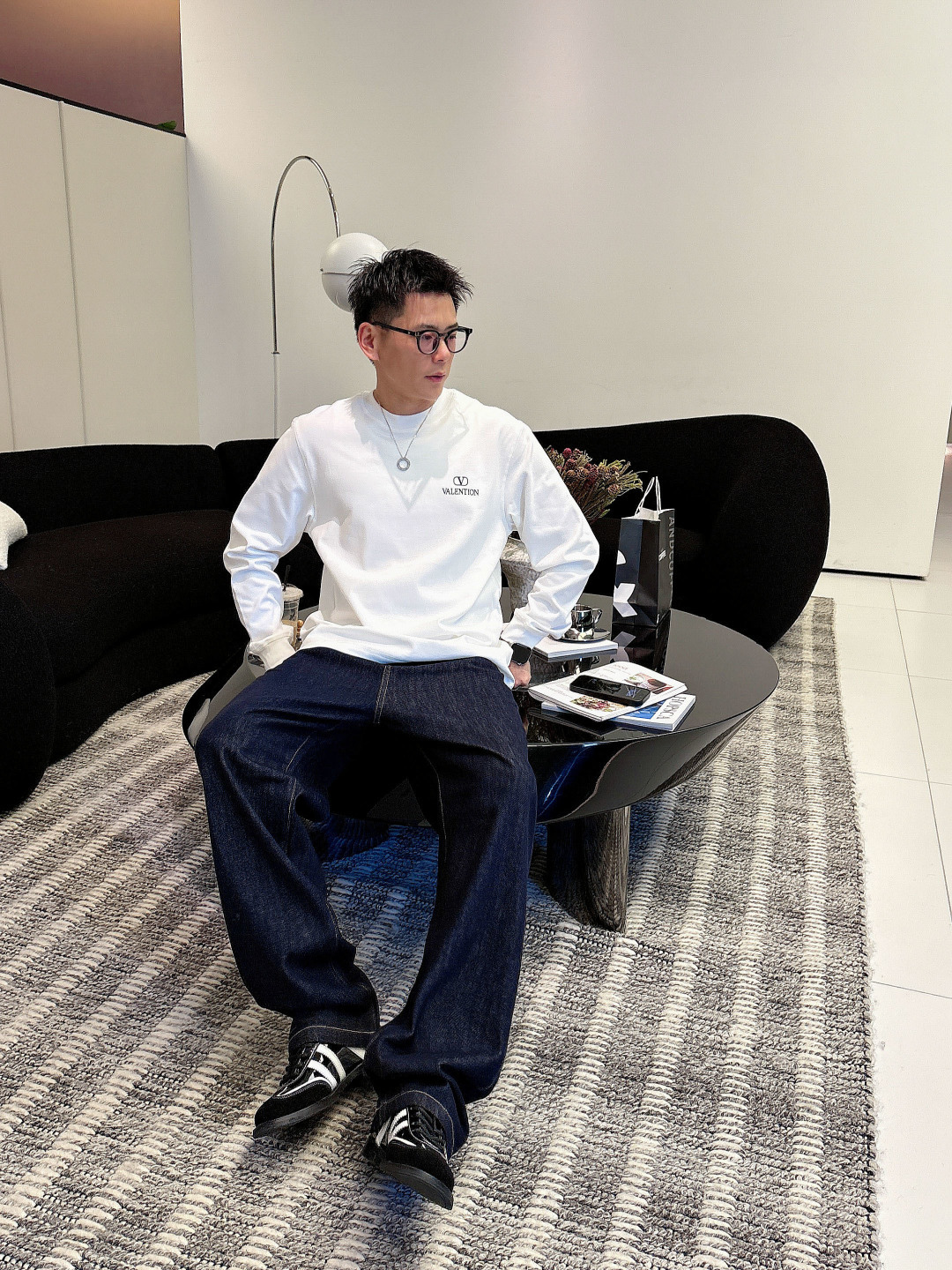 1.颜色：黑色 白色 铁灰2.微阔长袖T M-3XL3.潮流罗马磨毛。面料表面刷毛做磨毛工艺与特殊罗马肌