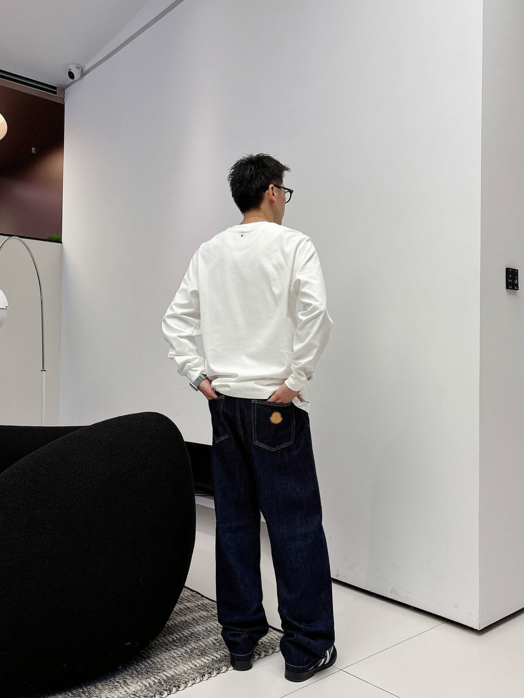 1.颜色：黑色 白色 铁灰2.微阔长袖T M-3XL3.潮流罗马磨毛。面料表面刷毛做磨毛工艺与特殊罗马肌