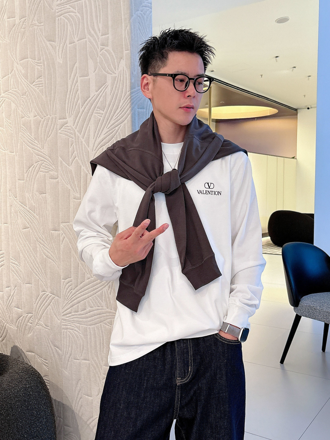 1.颜色：黑色 白色 铁灰2.微阔长袖T M-3XL3.潮流罗马磨毛。面料表面刷毛做磨毛工艺与特殊罗马肌