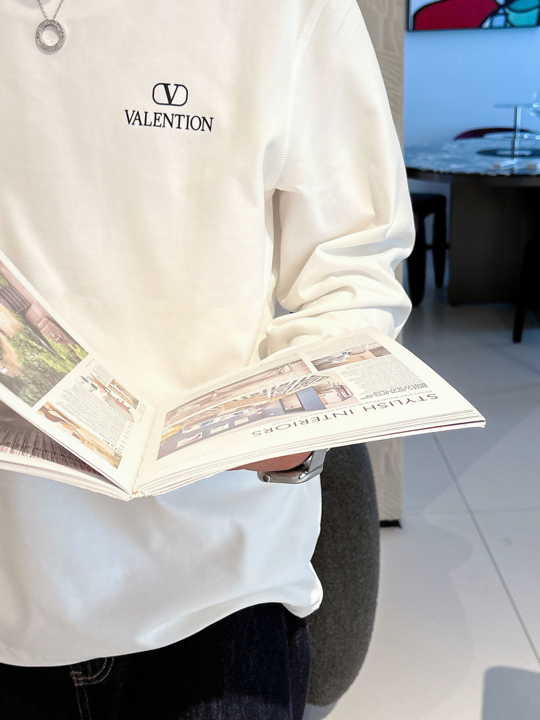 1.颜色：黑色 白色 铁灰2.微阔长袖T M-3XL3.潮流罗马磨毛。面料表面刷毛做磨毛工艺与特殊罗马肌