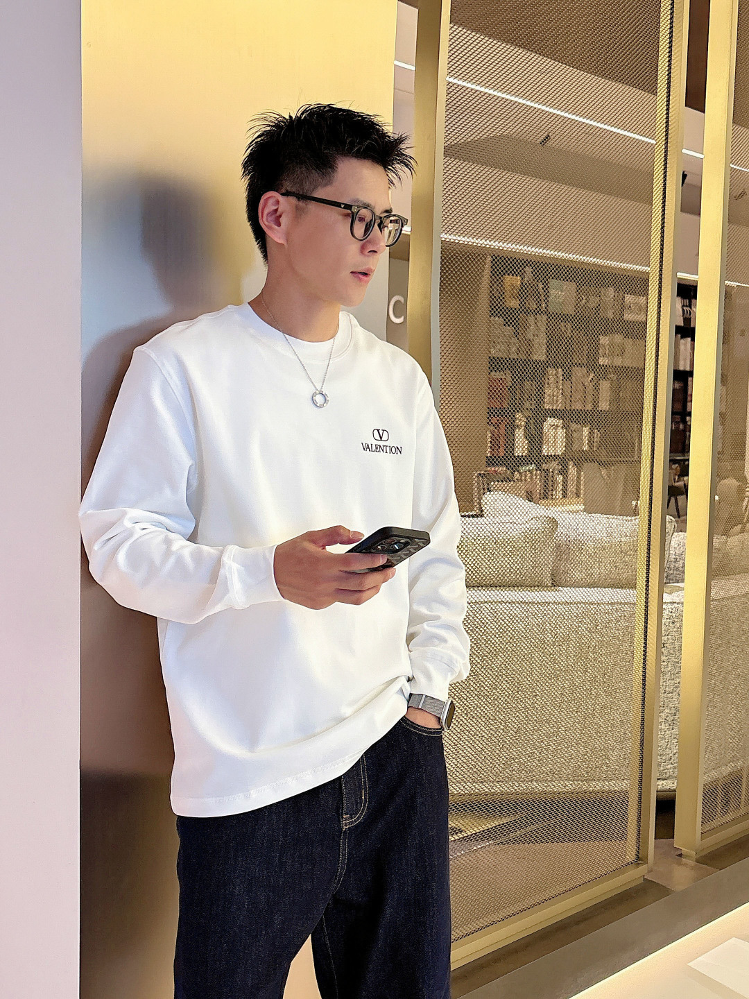 1.颜色：黑色 白色 铁灰2.微阔长袖T M-3XL3.潮流罗马磨毛。面料表面刷毛做磨毛工艺与特殊罗马肌