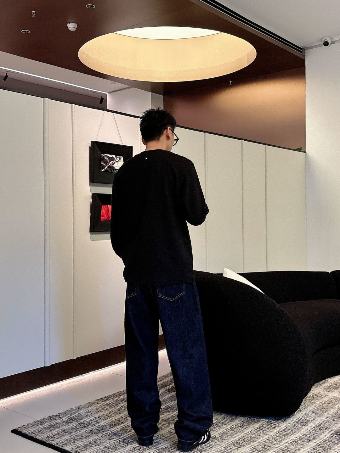 1.颜色：黑色 白色 铁灰2.微阔长袖T M-3XL3.潮流罗马磨毛。面料表面刷毛做磨毛工艺与特殊罗马肌