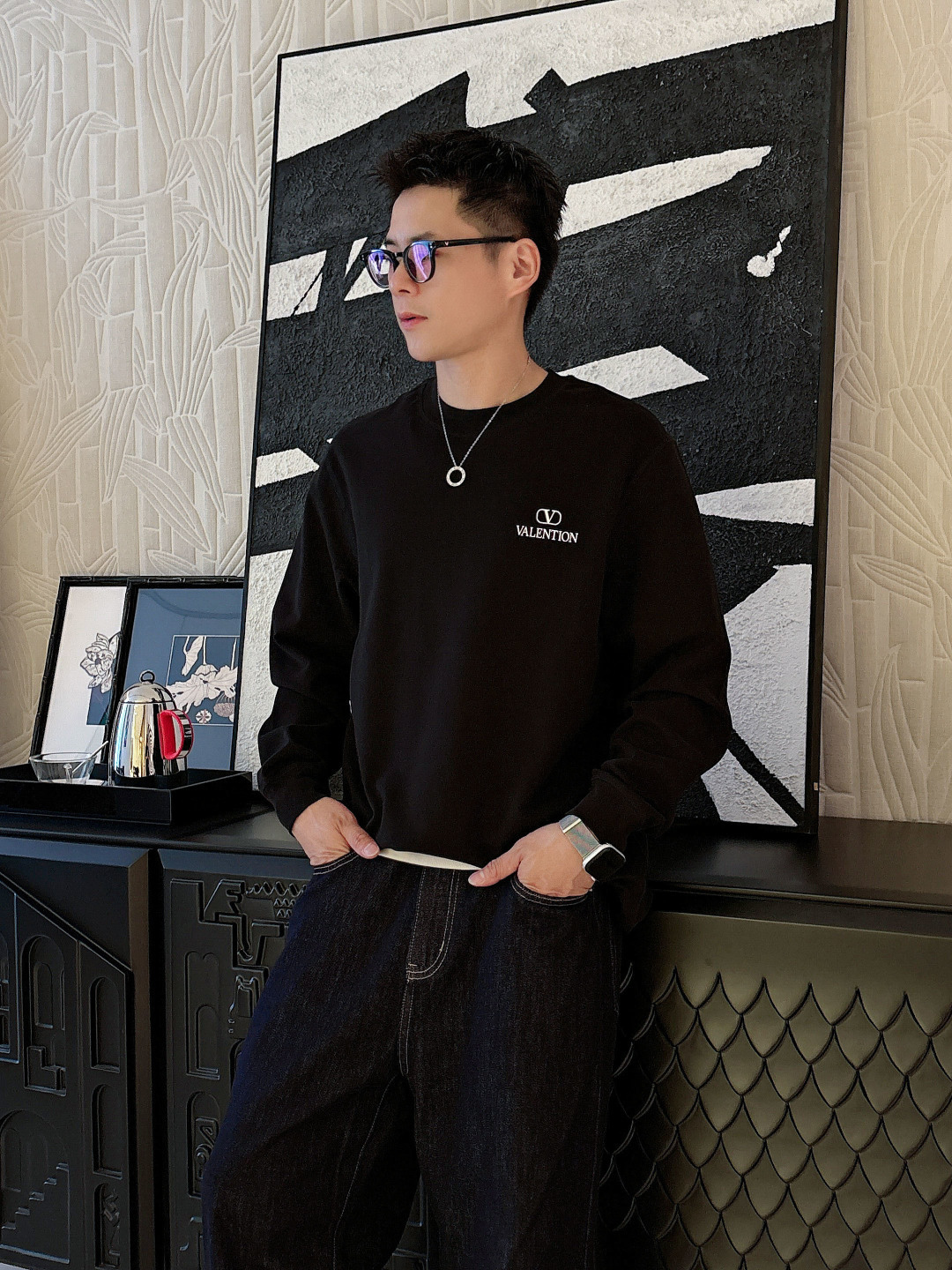 1.颜色：黑色 白色 铁灰2.微阔长袖T M-3XL3.潮流罗马磨毛。面料表面刷毛做磨毛工艺与特殊罗马肌