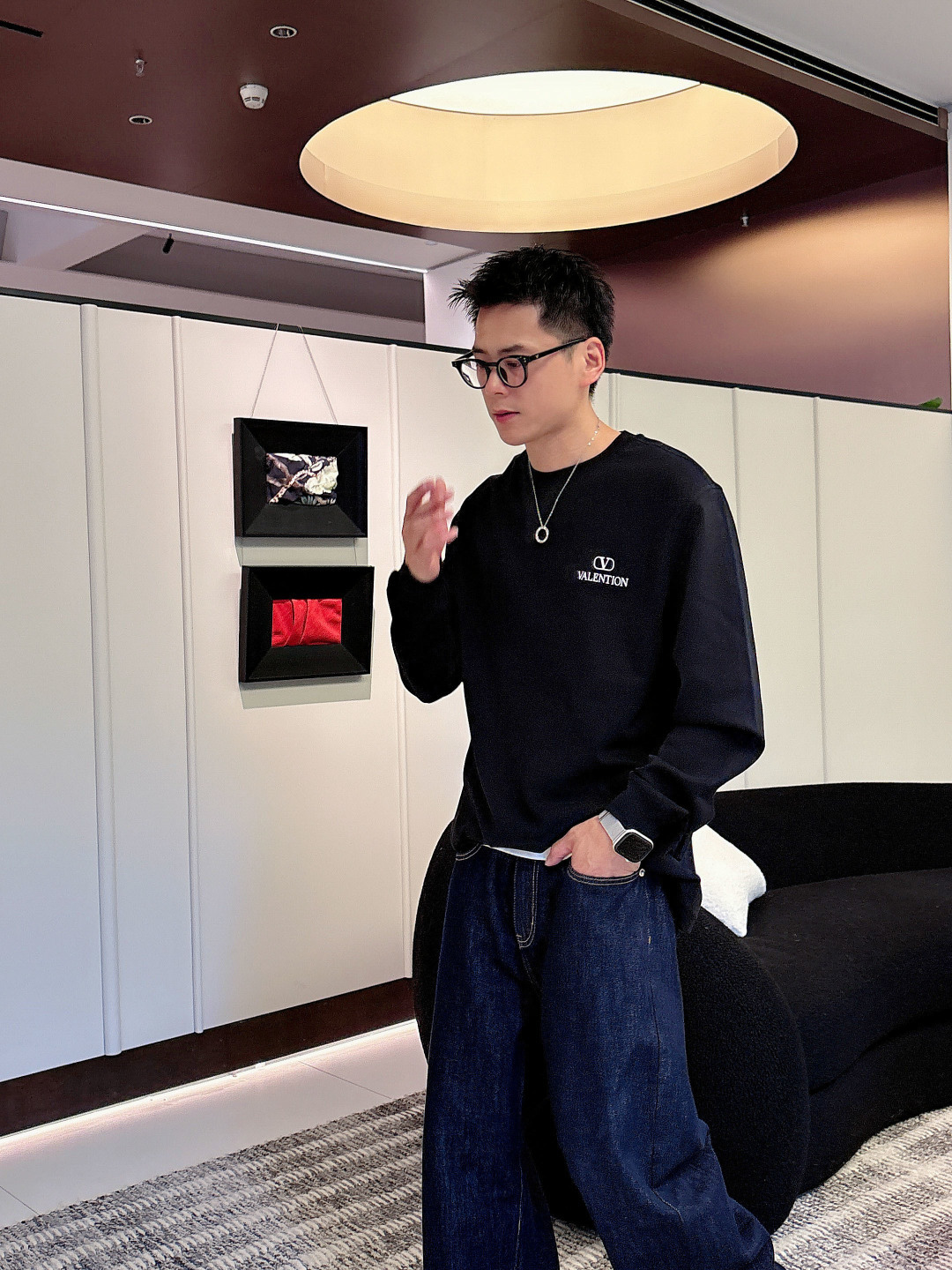 1.颜色：黑色 白色 铁灰2.微阔长袖T M-3XL3.潮流罗马磨毛。面料表面刷毛做磨毛工艺与特殊罗马肌