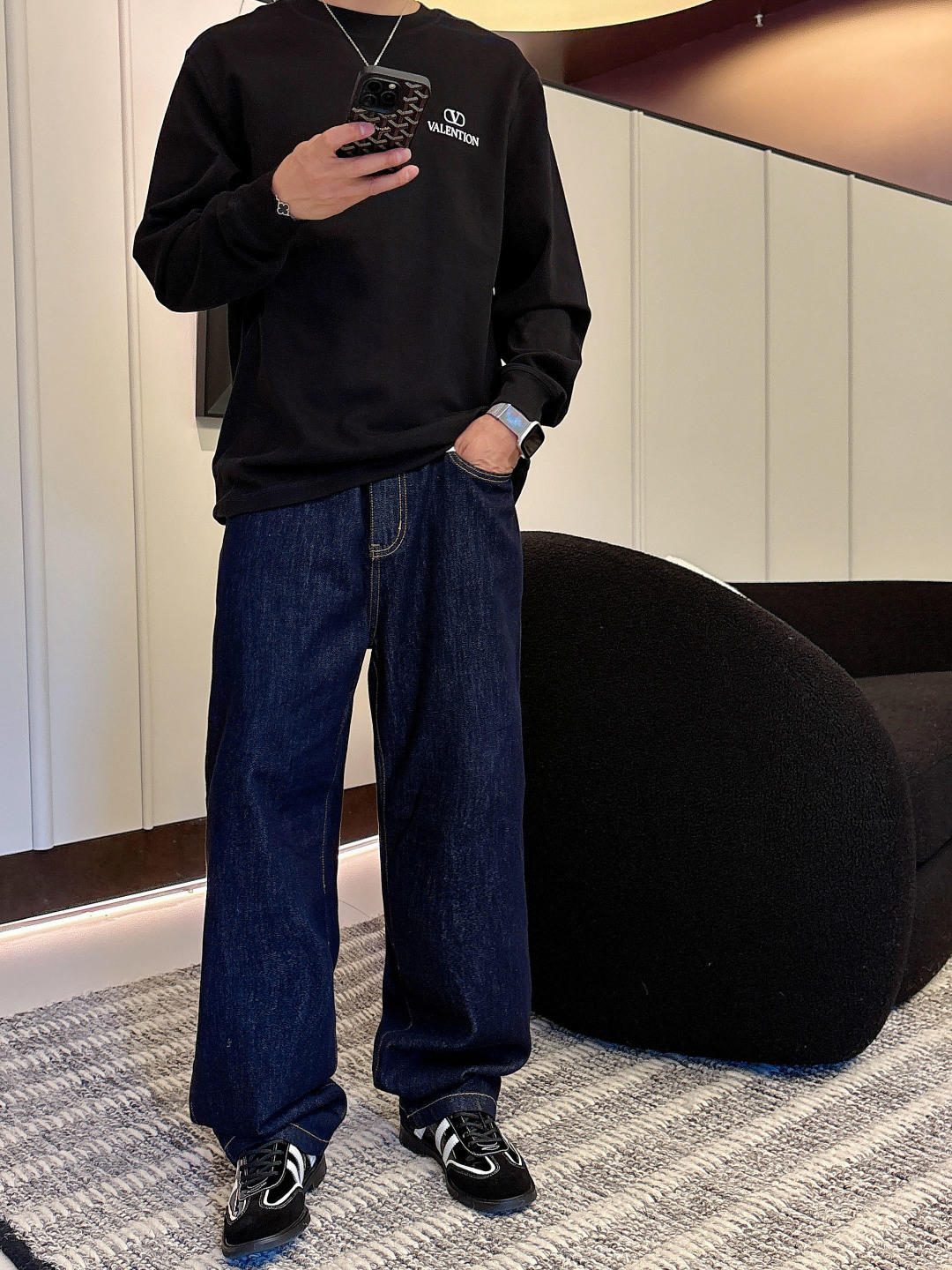 1.颜色：黑色 白色 铁灰2.微阔长袖T M-3XL3.潮流罗马磨毛。面料表面刷毛做磨毛工艺与特殊罗马肌