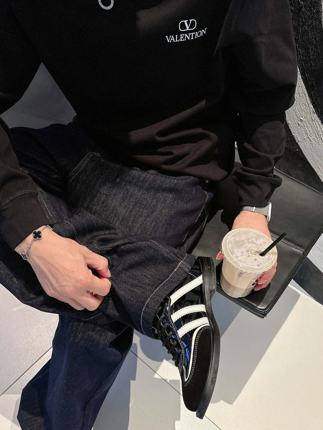 1.颜色：黑色 白色 铁灰2.微阔长袖T M-3XL3.潮流罗马磨毛。面料表面刷毛做磨毛工艺与特殊罗马肌