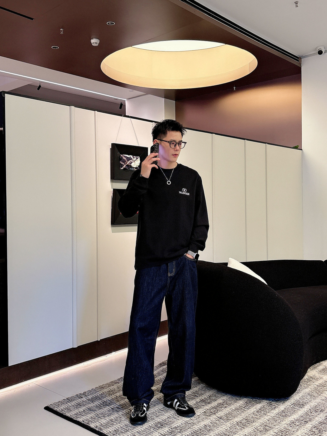 1.颜色：黑色 白色 铁灰2.微阔长袖T M-3XL3.潮流罗马磨毛。面料表面刷毛做磨毛工艺与特殊罗马肌