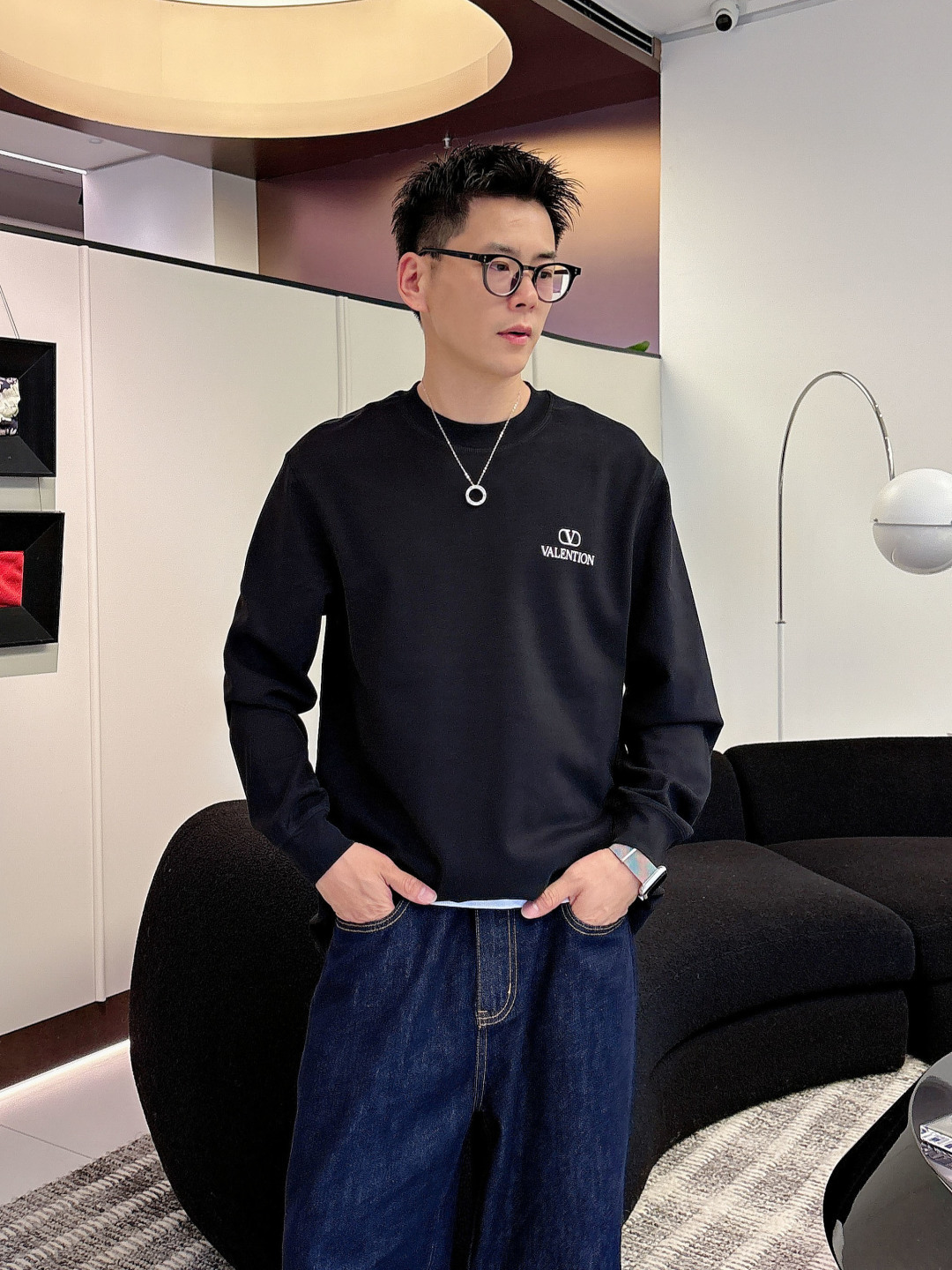 1.颜色：黑色 白色 铁灰2.微阔长袖T M-3XL3.潮流罗马磨毛。面料表面刷毛做磨毛工艺与特殊罗马肌