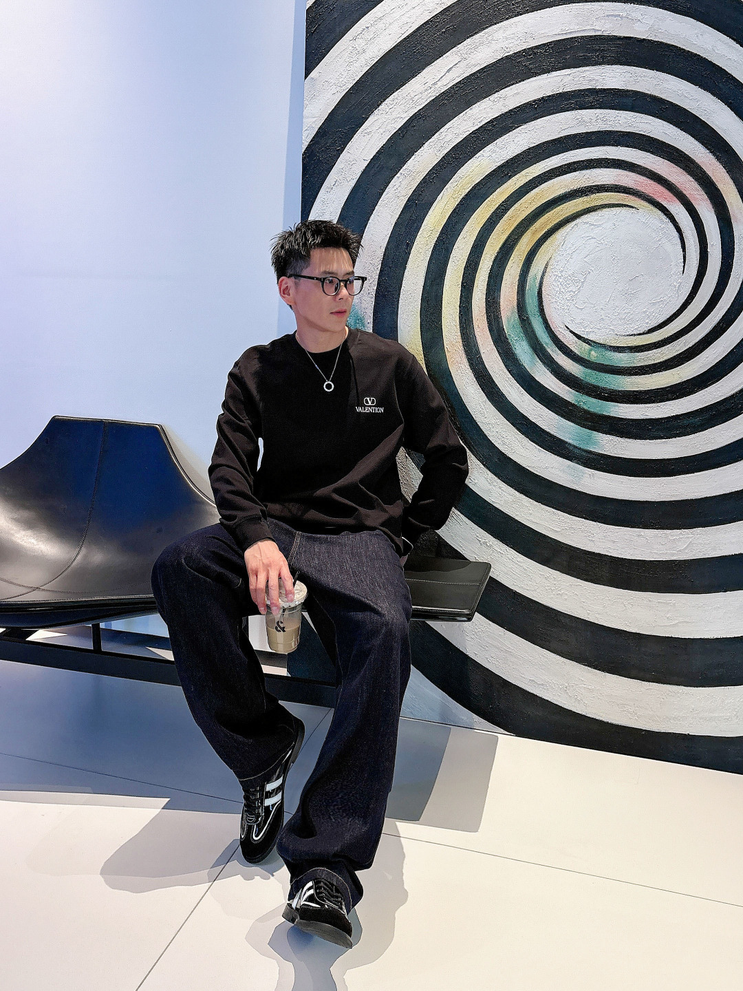 1.颜色：黑色 白色 铁灰2.微阔长袖T M-3XL3.潮流罗马磨毛。面料表面刷毛做磨毛工艺与特殊罗马肌