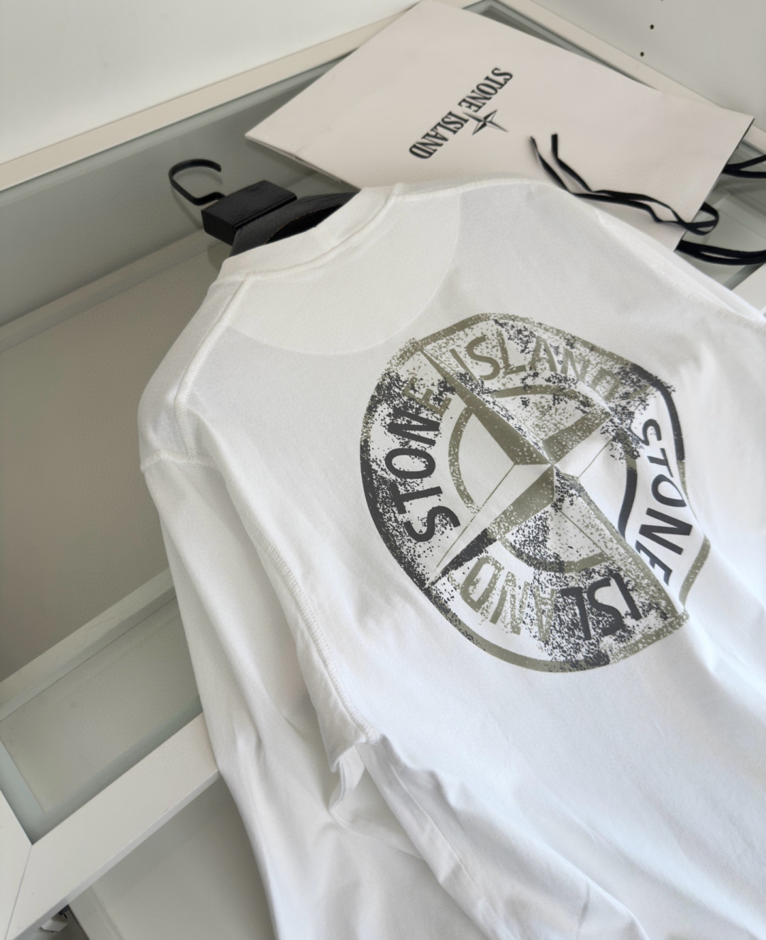 Stone lsland 石头岛 一线公司出品 采用240克重的长绒棉材质 看似大同小异的面料 当你第二