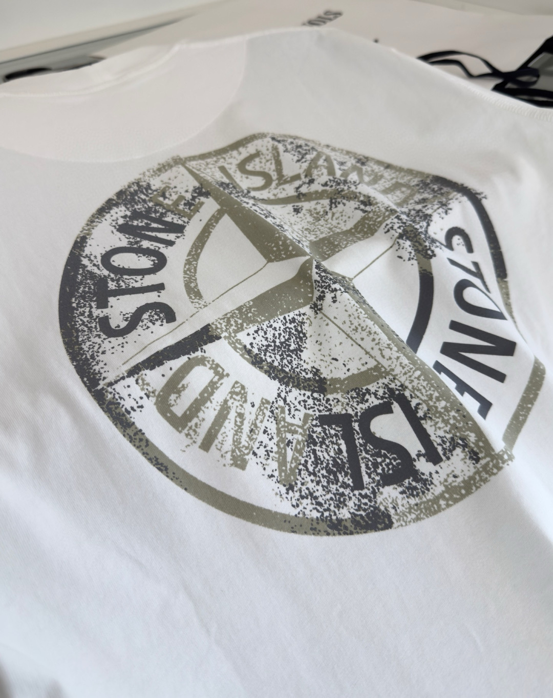 Stone lsland 石头岛 一线公司出品 采用240克重的长绒棉材质 看似大同小异的面料 当你第二