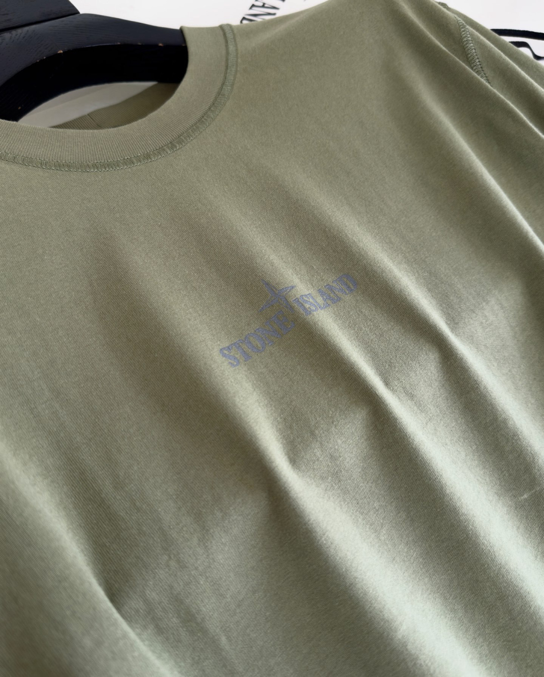 Stone lsland 石头岛 一线公司出品 采用240克重的长绒棉材质 看似大同小异的面料 当你第二