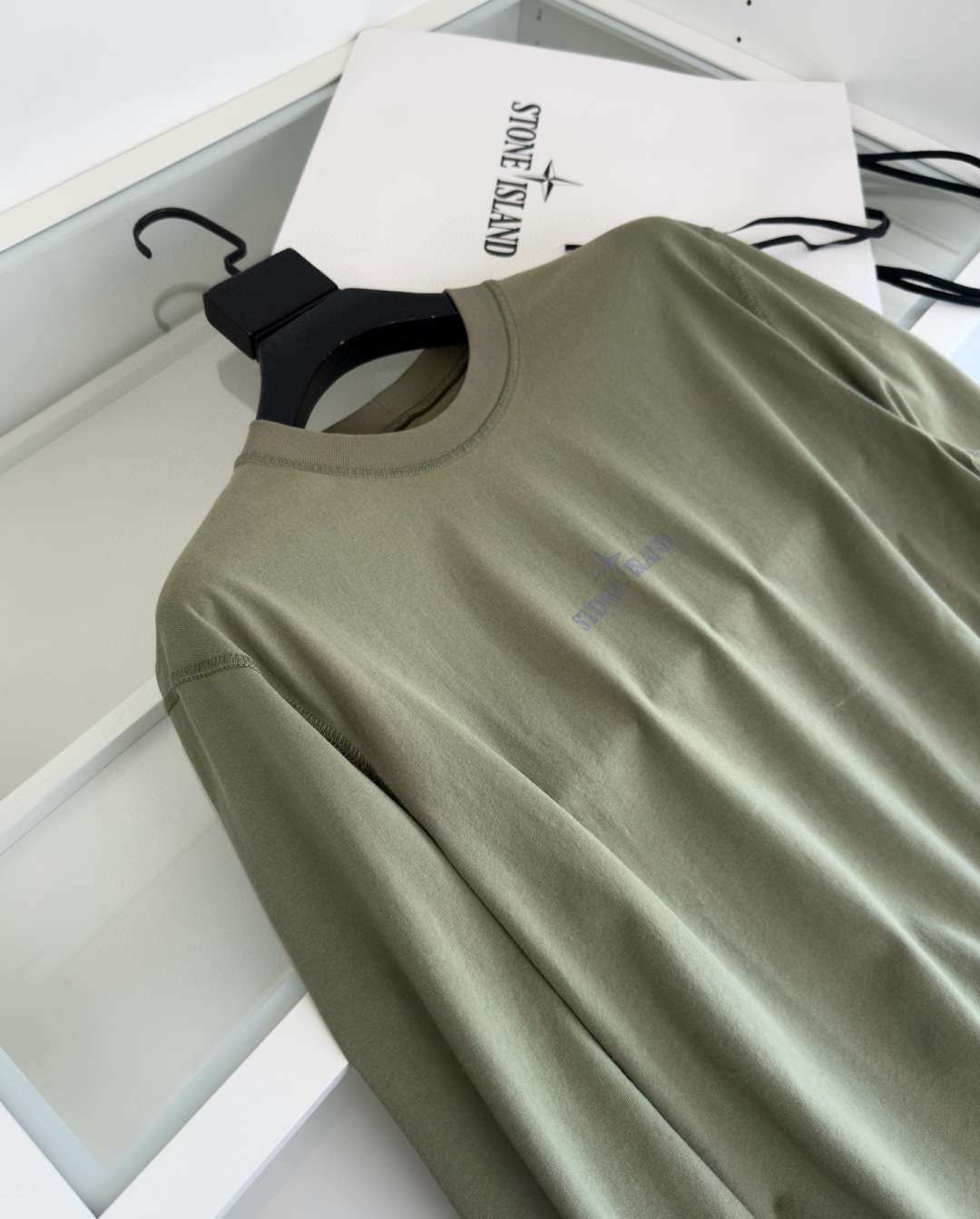 Stone lsland 石头岛 一线公司出品 采用240克重的长绒棉材质 看似大同小异的面料 当你第二