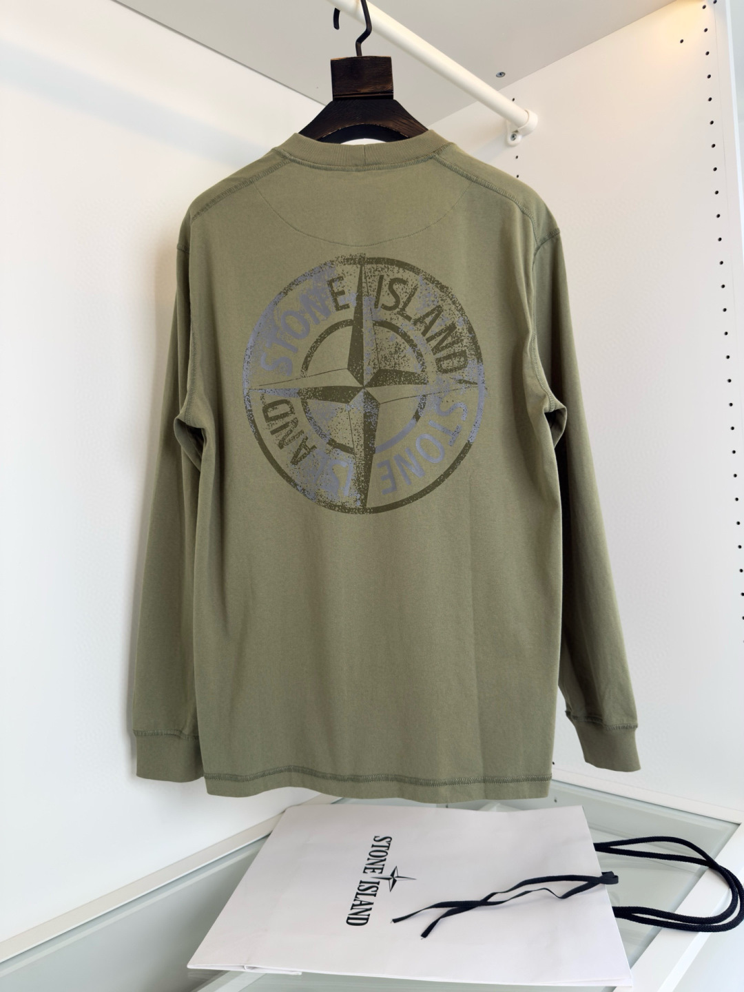 Stone lsland 石头岛 一线公司出品 采用240克重的长绒棉材质 看似大同小异的面料 当你第二