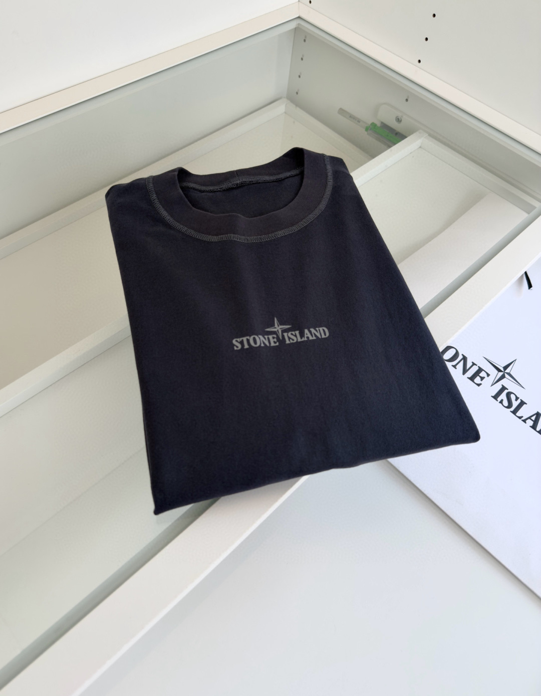 Stone lsland 石头岛 一线公司出品 采用240克重的长绒棉材质 看似大同小异的面料 当你第二