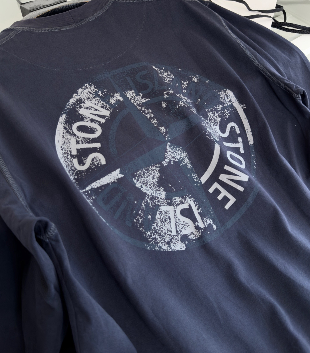 Stone lsland 石头岛 一线公司出品 采用240克重的长绒棉材质 看似大同小异的面料 当你第二