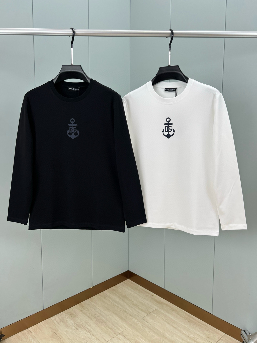 Dolce&Gabbana.杜嘉班纳 25秋冬新品船锚⚓印花标识棉质长袖T恤衫，D&G航海元素单品，采用