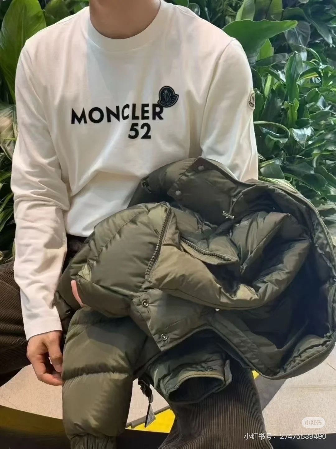 Moncler.蒙口 25秋冬新品撞色植绒字母标识长袖T恤衫，正面饰品牌标识撞色植绒设计，左袖边饰有经典