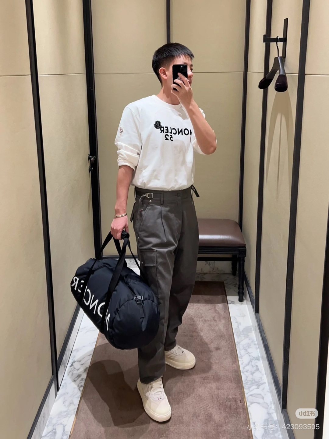 Moncler.蒙口 25秋冬新品撞色植绒字母标识长袖T恤衫，正面饰品牌标识撞色植绒设计，左袖边饰有经典