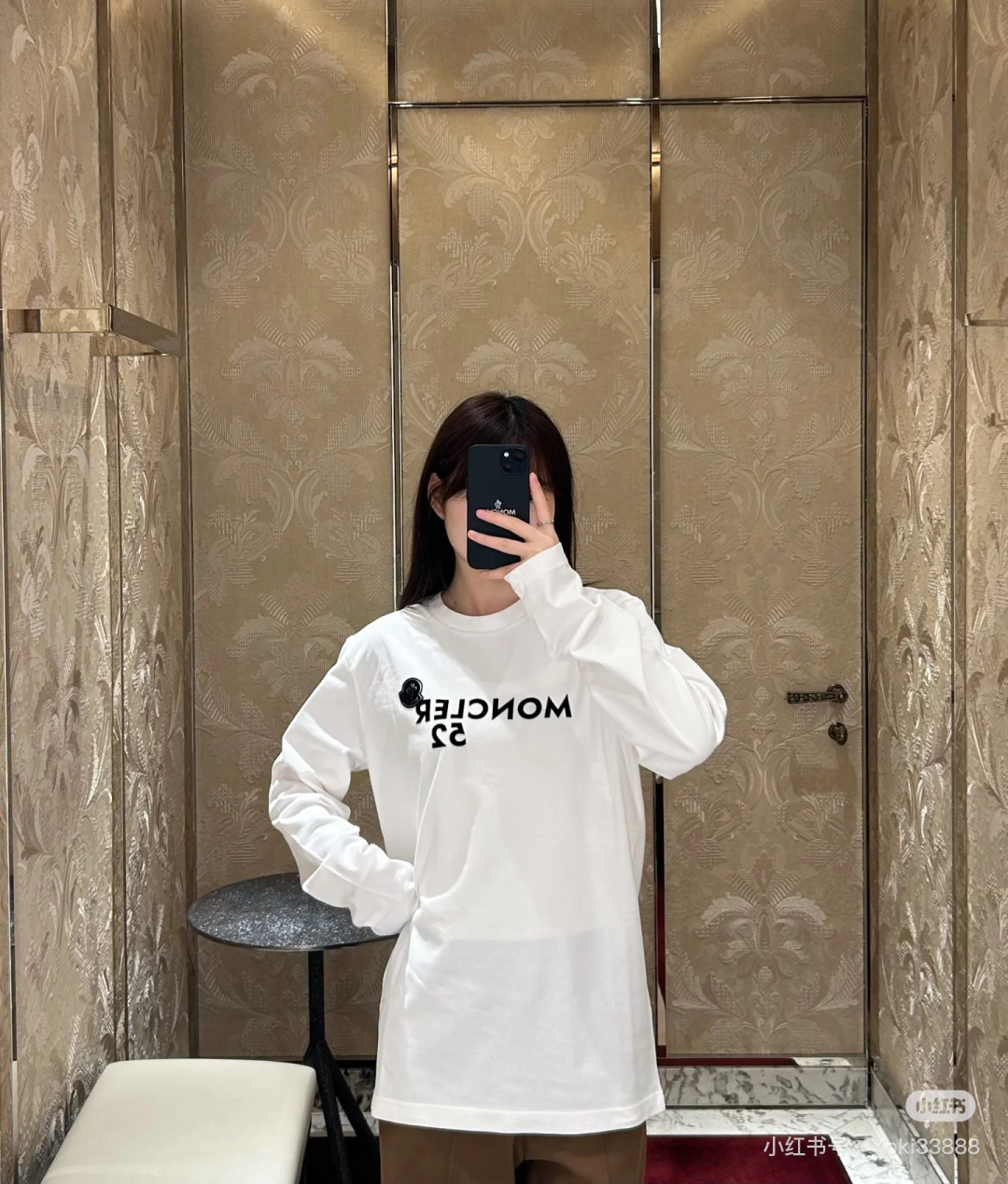 Moncler.蒙口 25秋冬新品撞色植绒字母标识长袖T恤衫，正面饰品牌标识撞色植绒设计，左袖边饰有经典
