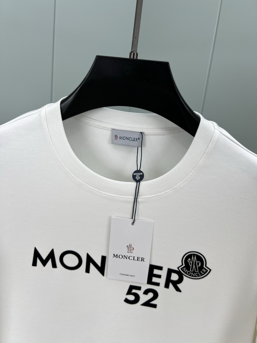 Moncler.蒙口 25秋冬新品撞色植绒字母标识长袖T恤衫，正面饰品牌标识撞色植绒设计，左袖边饰有经典