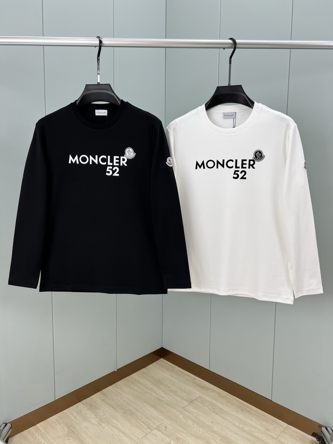 Moncler.蒙口 25秋冬新品撞色植绒字母标识长袖T恤衫，正面饰品牌标识撞色植绒设计，左袖边饰有经典