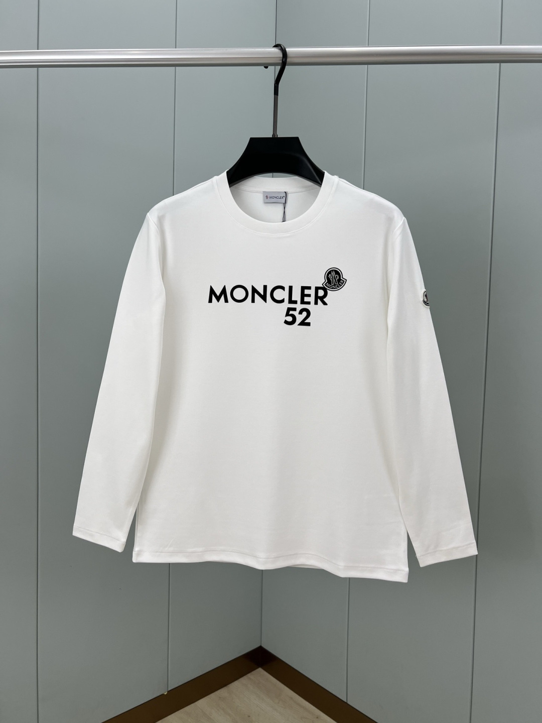 Moncler.蒙口 25秋冬新品撞色植绒字母标识长袖T恤衫，正面饰品牌标识撞色植绒设计，左袖边饰有经典