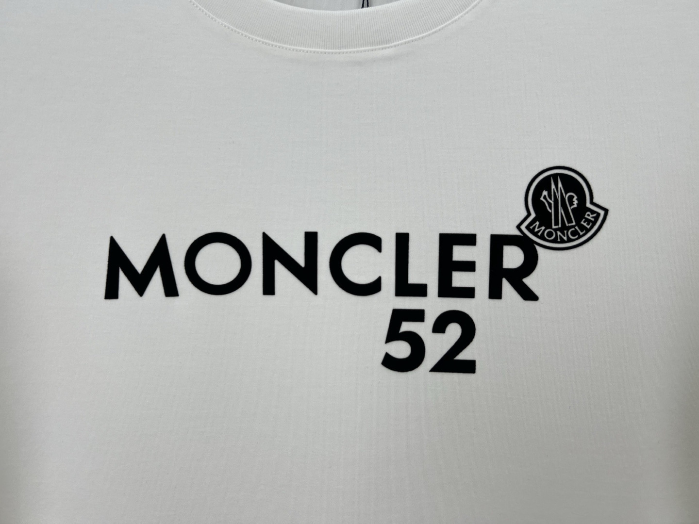Moncler.蒙口 25秋冬新品撞色植绒字母标识长袖T恤衫，正面饰品牌标识撞色植绒设计，左袖边饰有经典