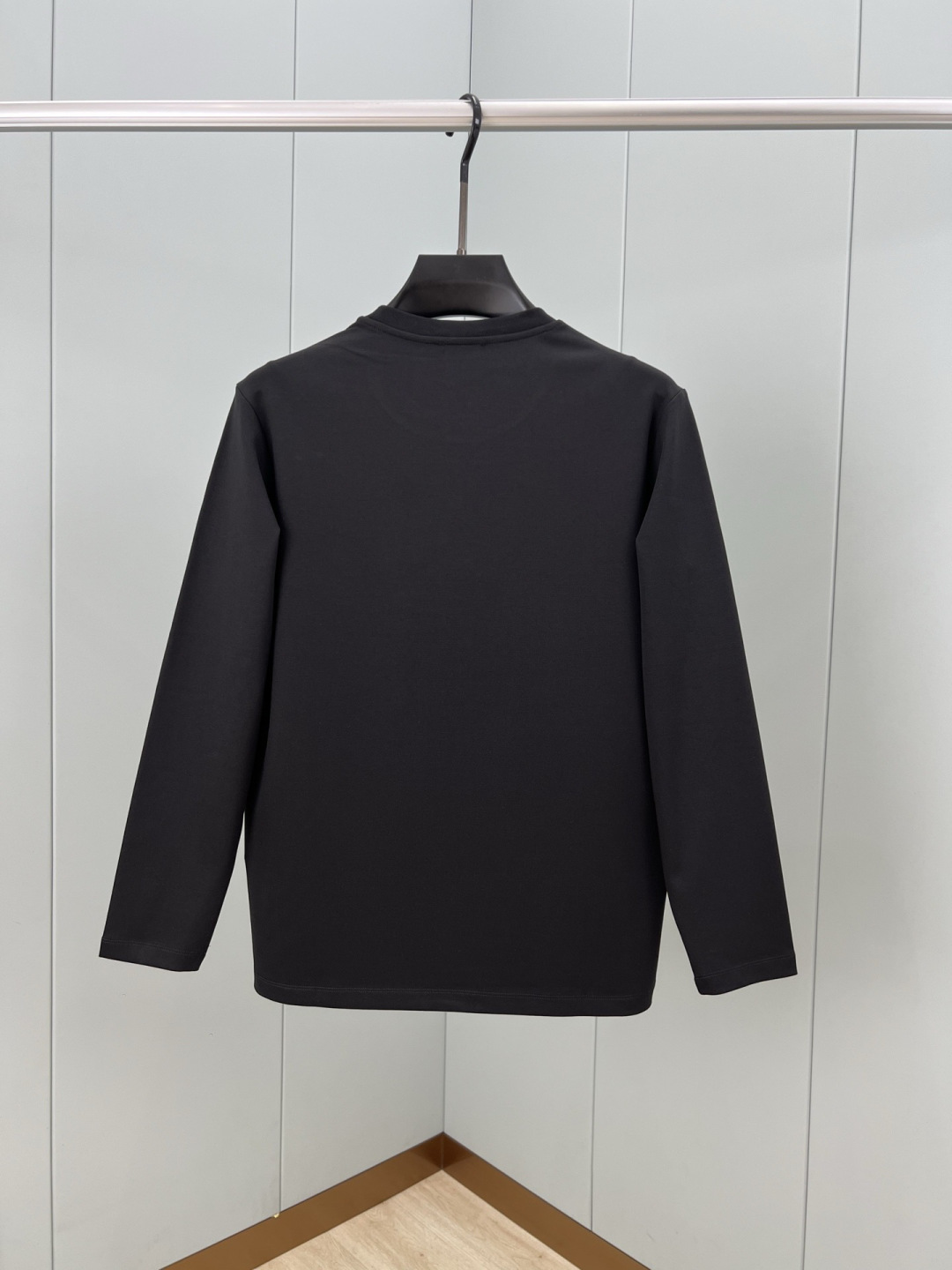 Moncler.蒙口 25秋冬新品撞色植绒字母标识长袖T恤衫，正面饰品牌标识撞色植绒设计，左袖边饰有经典