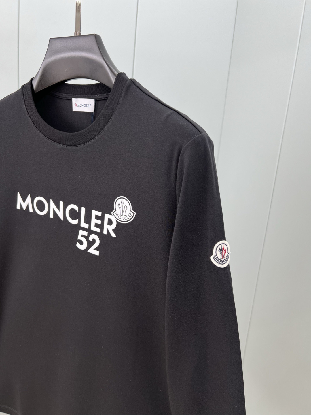 Moncler.蒙口 25秋冬新品撞色植绒字母标识长袖T恤衫，正面饰品牌标识撞色植绒设计，左袖边饰有经典