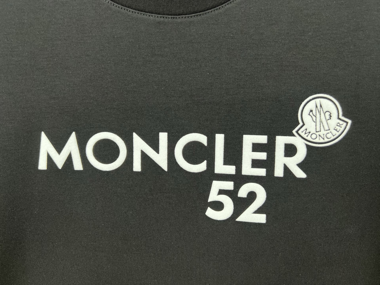 Moncler.蒙口 25秋冬新品撞色植绒字母标识长袖T恤衫，正面饰品牌标识撞色植绒设计，左袖边饰有经典