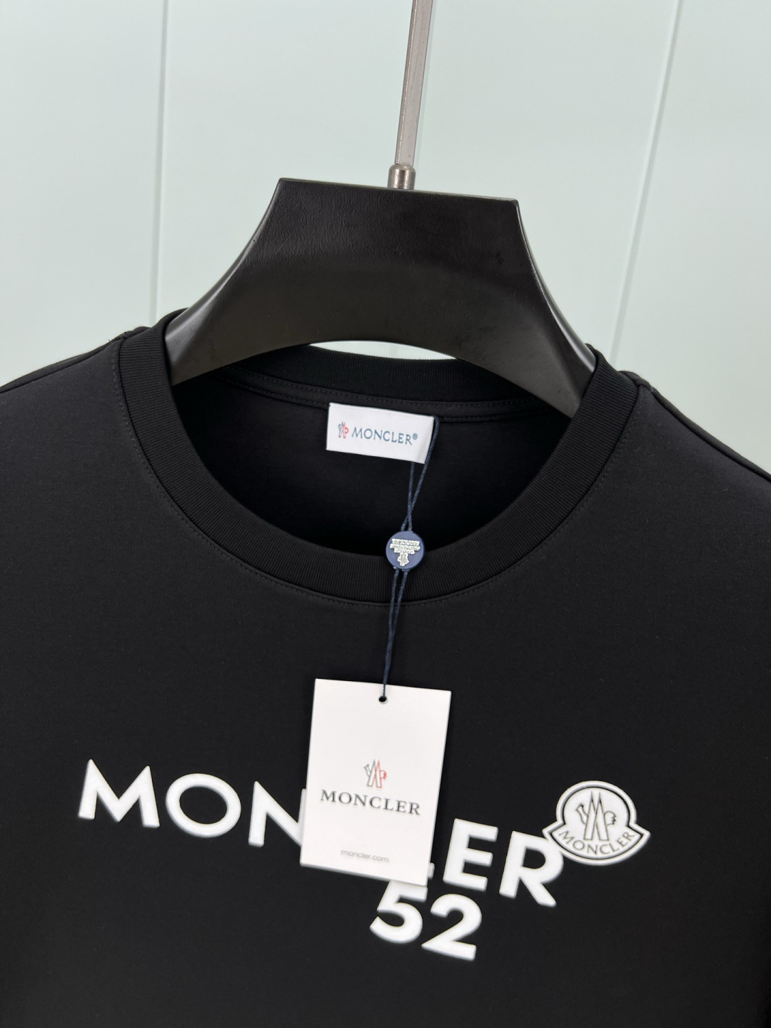 Moncler.蒙口 25秋冬新品撞色植绒字母标识长袖T恤衫，正面饰品牌标识撞色植绒设计，左袖边饰有经典