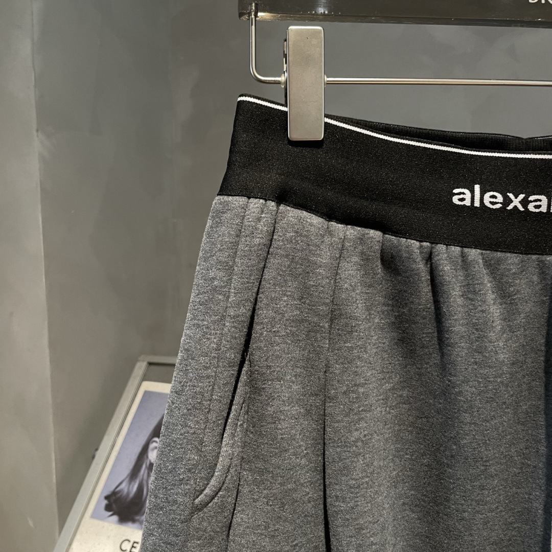 Alexander🌟秋冬新款拼接设计休闲裤🆕采用优质面料，具有质感，松紧腰带设计，超级时尚洋气！码数：S