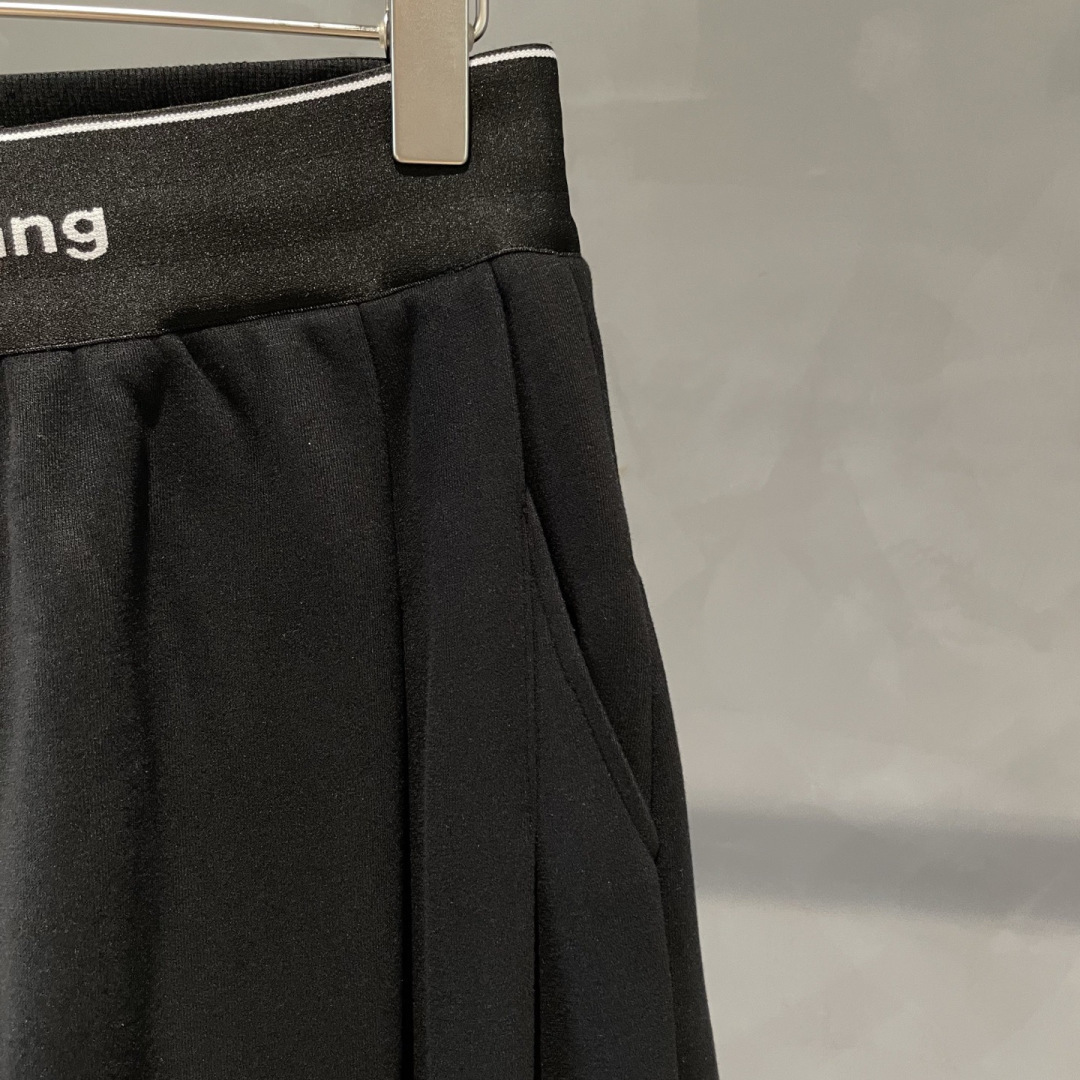 Alexander🌟秋冬新款拼接设计休闲裤🆕采用优质面料，具有质感，松紧腰带设计，超级时尚洋气！码数：S